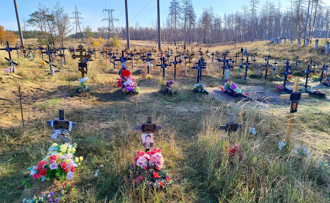  A makeshift graveyard where civilian victims of the battle have been buried. MT 