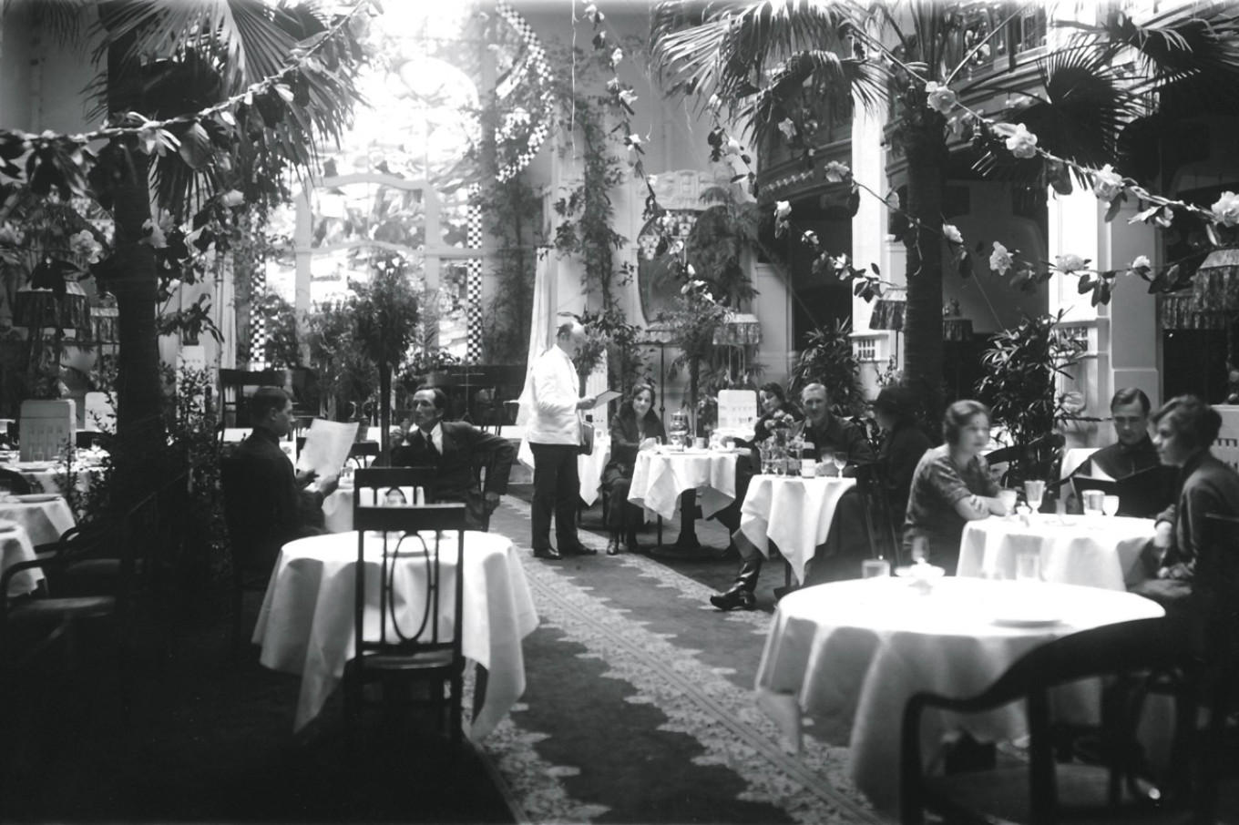  NEP period restaurant: Grand Hotel Europe, Leningrad, 1925) WikiCommons 