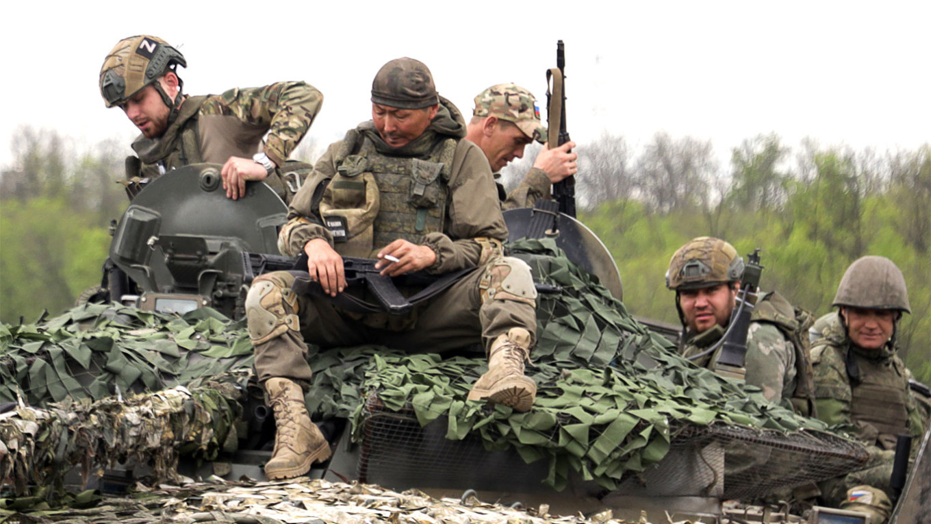  Russian servicemen on a BMP-3 infantry fighting vehicle Ivan Noyabrev / TASS 