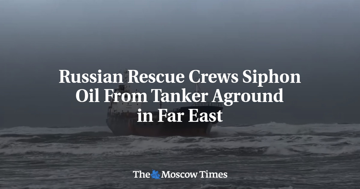 Russian Rescue Crews Siphon Oil From Tanker Aground in Far East