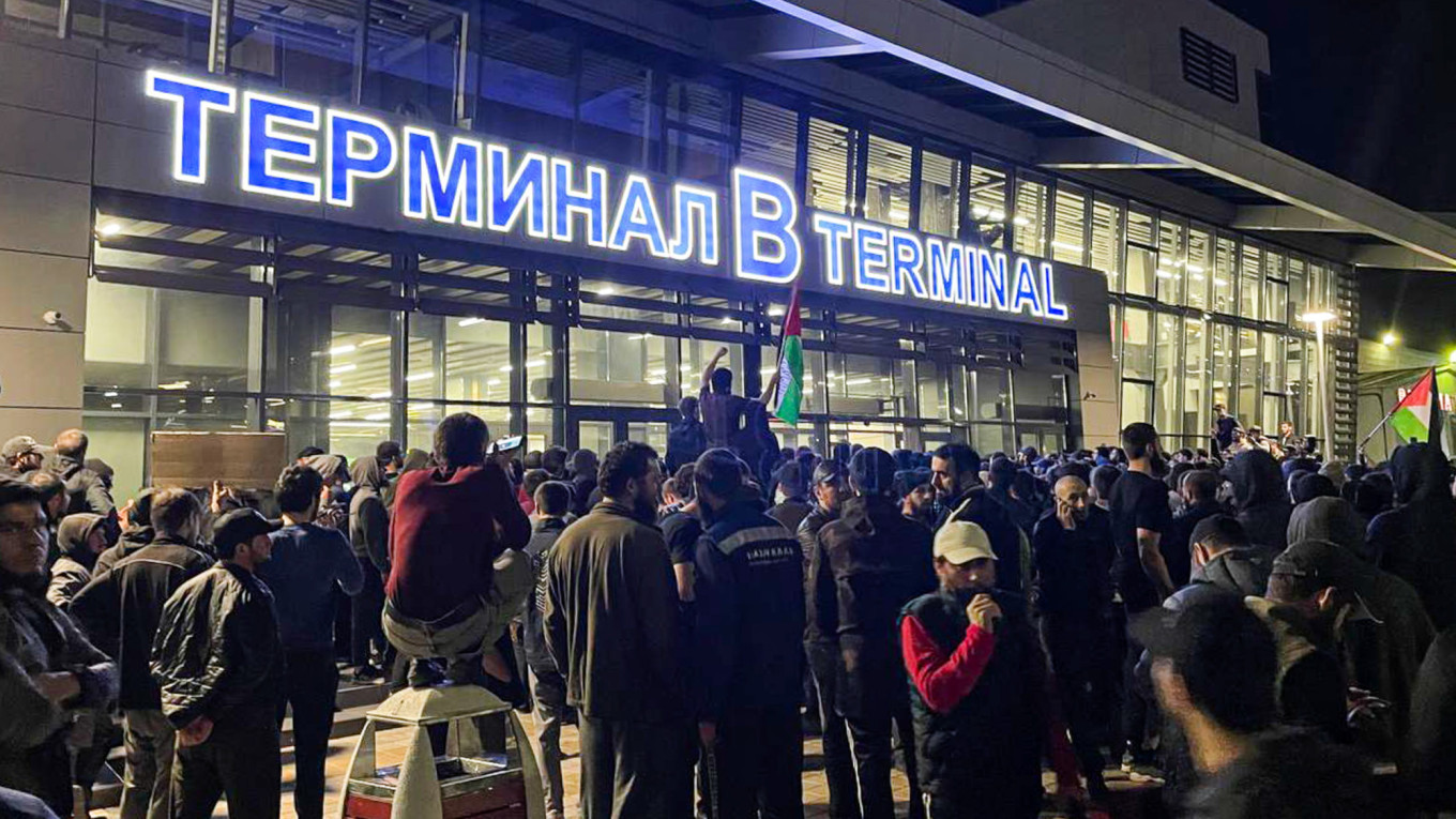  Local people are seen at the Makhachkala Airport. Ramzan Rashidov / TASS 