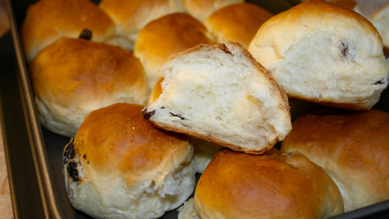  Saika buns with raisins like at Filippov's Bakery Olga and Pavel Syutkin 