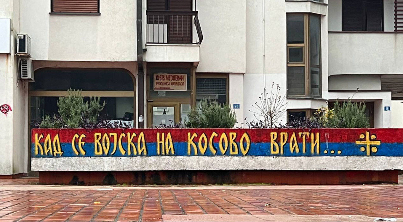  Graffiti in Trebinje reads "When will the army return to Kosovo?" MT 