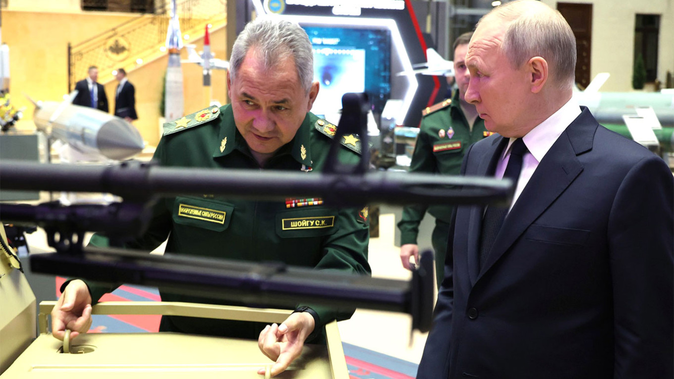  Vladimir Putin and Russia’s Defence Minister Sergei Shoigu. kremlin.ru 