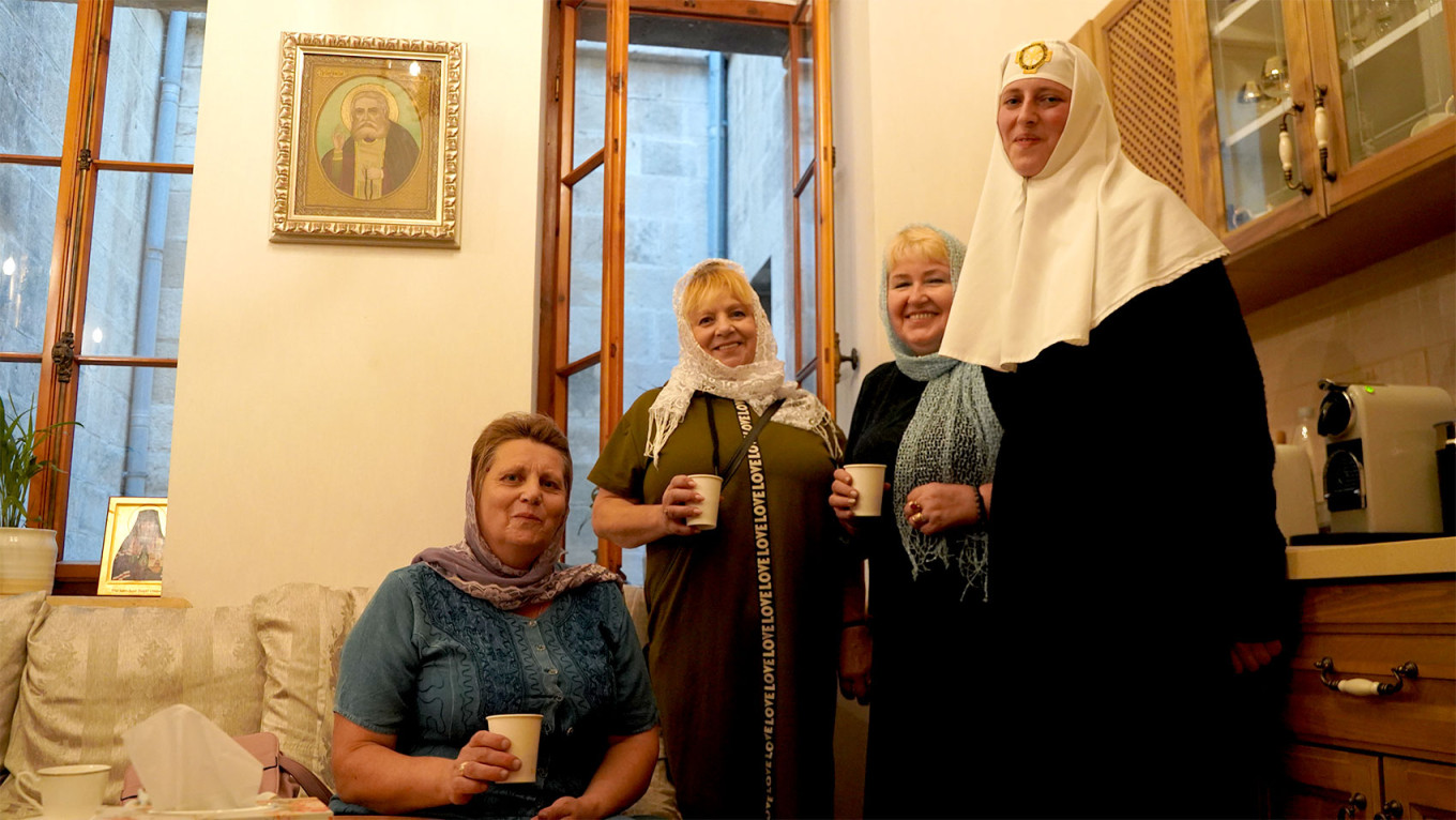  A group of Ukrainian pilgrims with Sister Elizabeth during a tea break in the kitchen of the Alexander Nevsky Church. Iryna Matviyishyn 