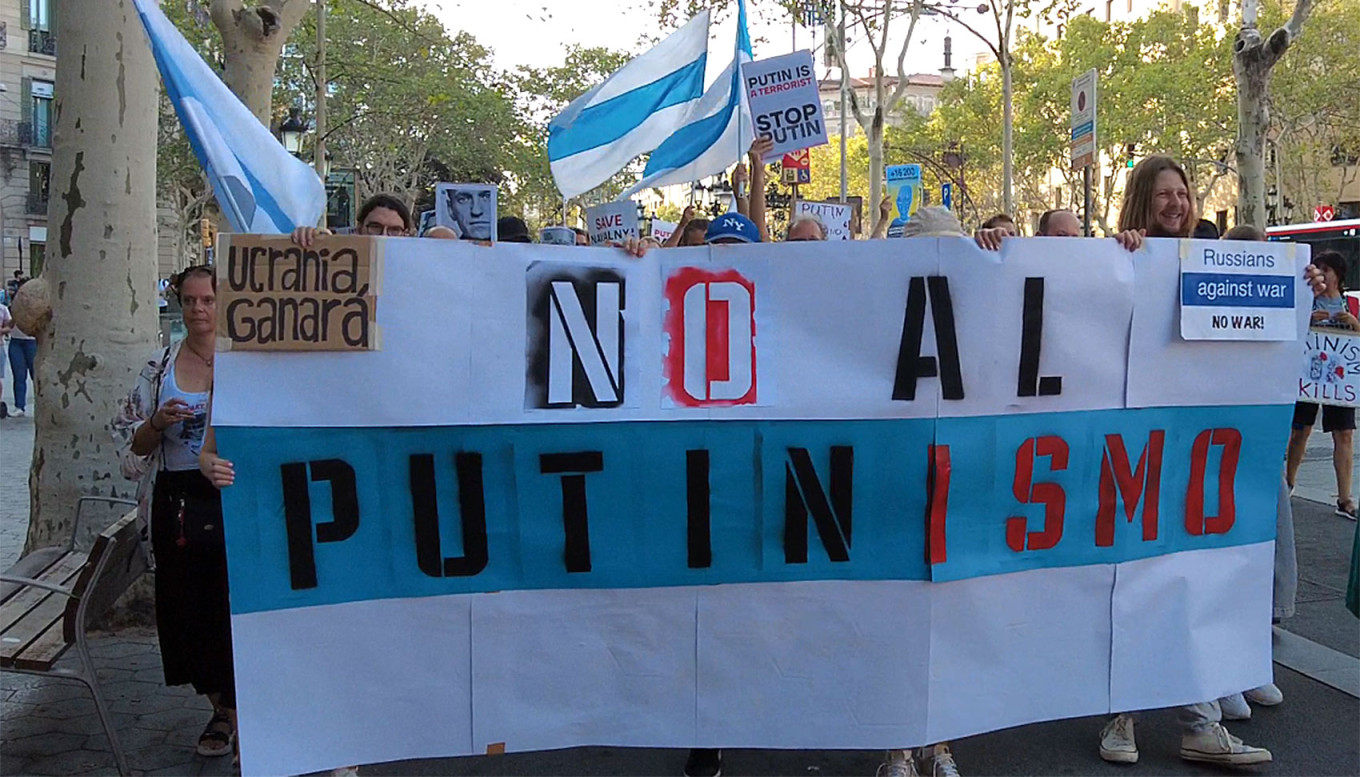  A rally against the war in Ukraine in Spain. rusoslibres.eu 