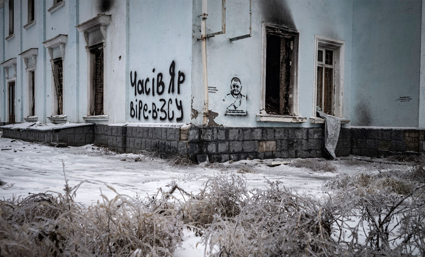  Graffiti painted on the side of a burned-out building in Chasiv Yar. Nicolas Cleuet 