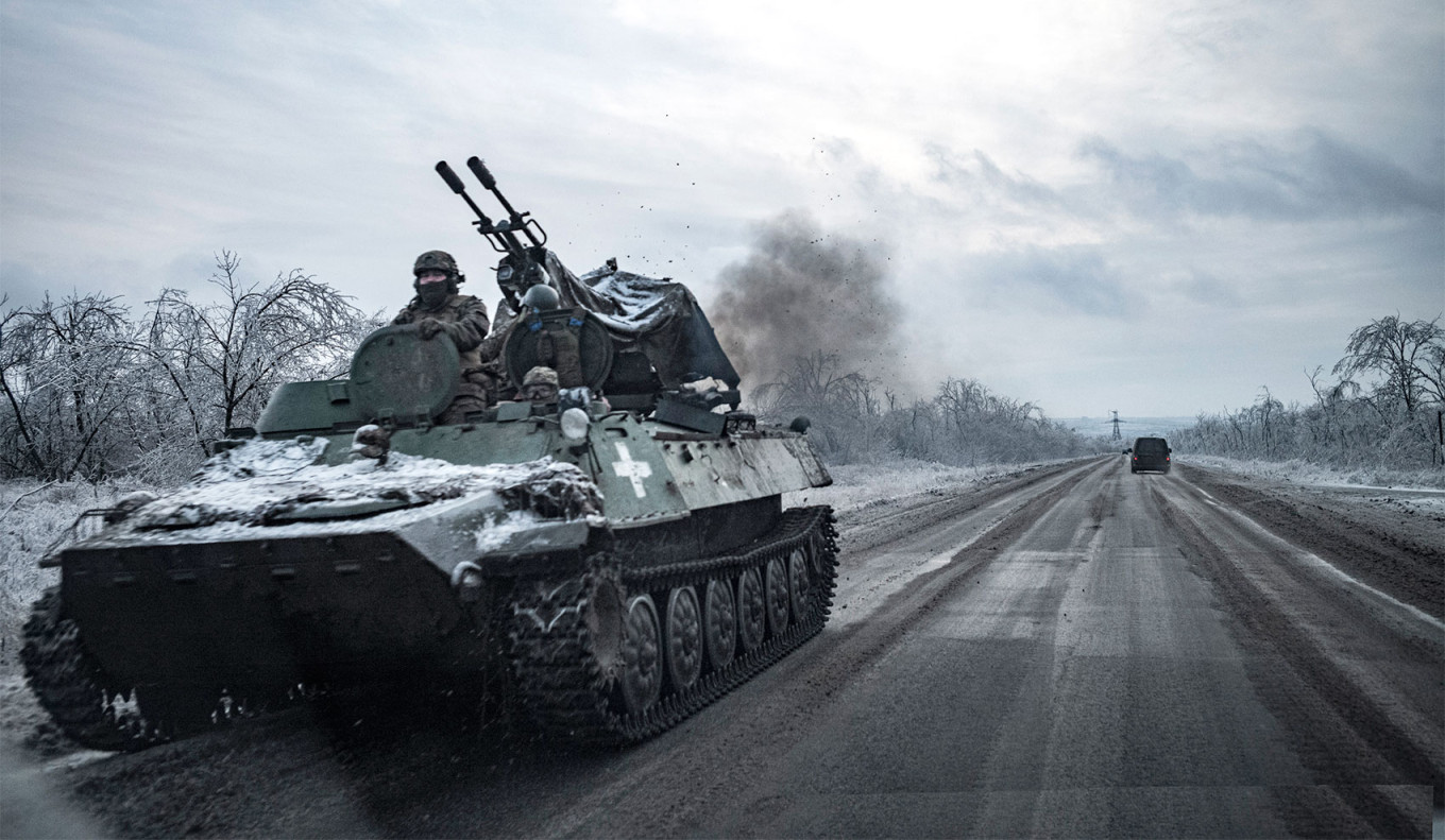  Tanks roll down a road in the area of Chasiv Yar. Nicolas Cleuet 