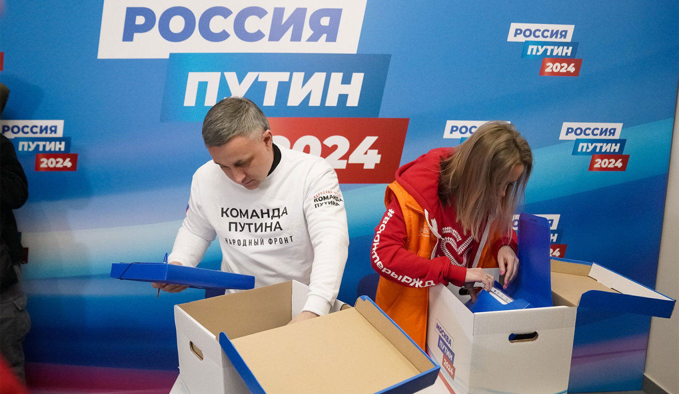  Volunteers brought to Putin's election headquarters the collected signatures in support of his nomination as a presidential candidate. Pelagia Tikhonova / Moskva News Agency 