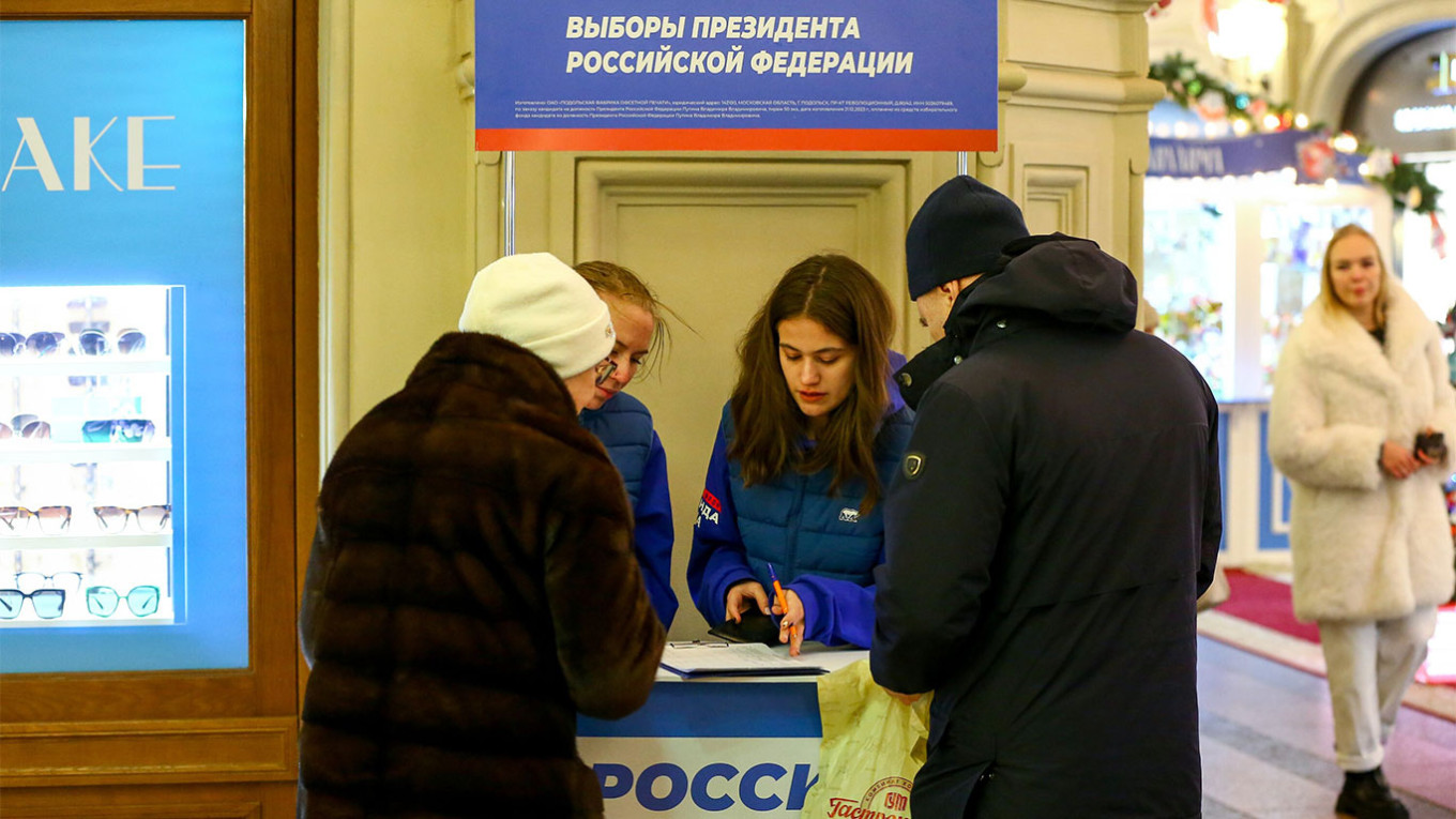  Collecting signatures in support of President Vladimir Putin's nomination to run in the election. Sergei Vedyashkin / Moskva News Agency 