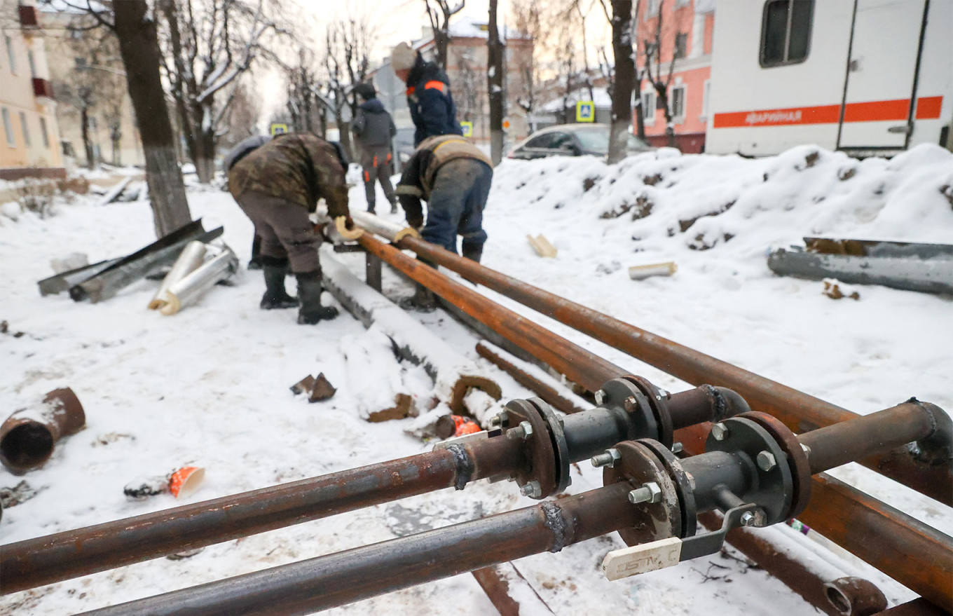  An emergency repair crew laying a temporary water pipeline in Podolsk. Sergei Petrov / NEWS.ru / TASS 