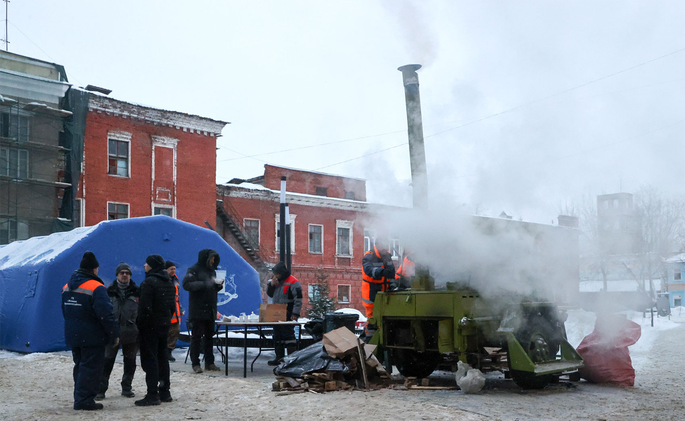  A field kitchen at a heating point in Podolsk. Sergei Petrov / NEWS.ru / TASS 