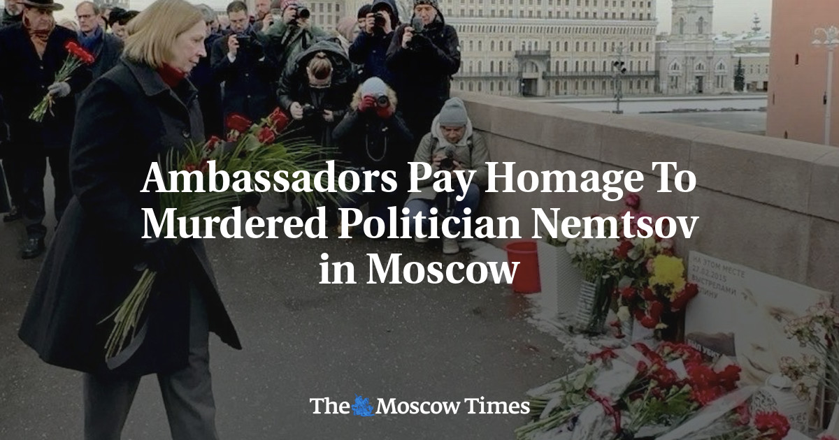 Ambassadors Pay Homage To Murdered Politician Nemtsov in Moscow