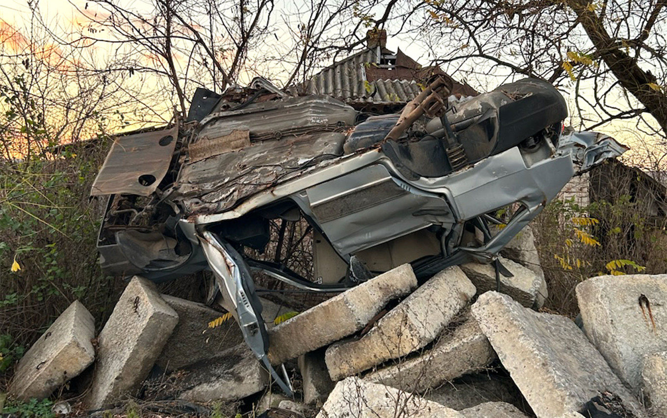  A destroyed car on its roof on the side of the road in Kam’yanka. Joshua Robert Kroeker 