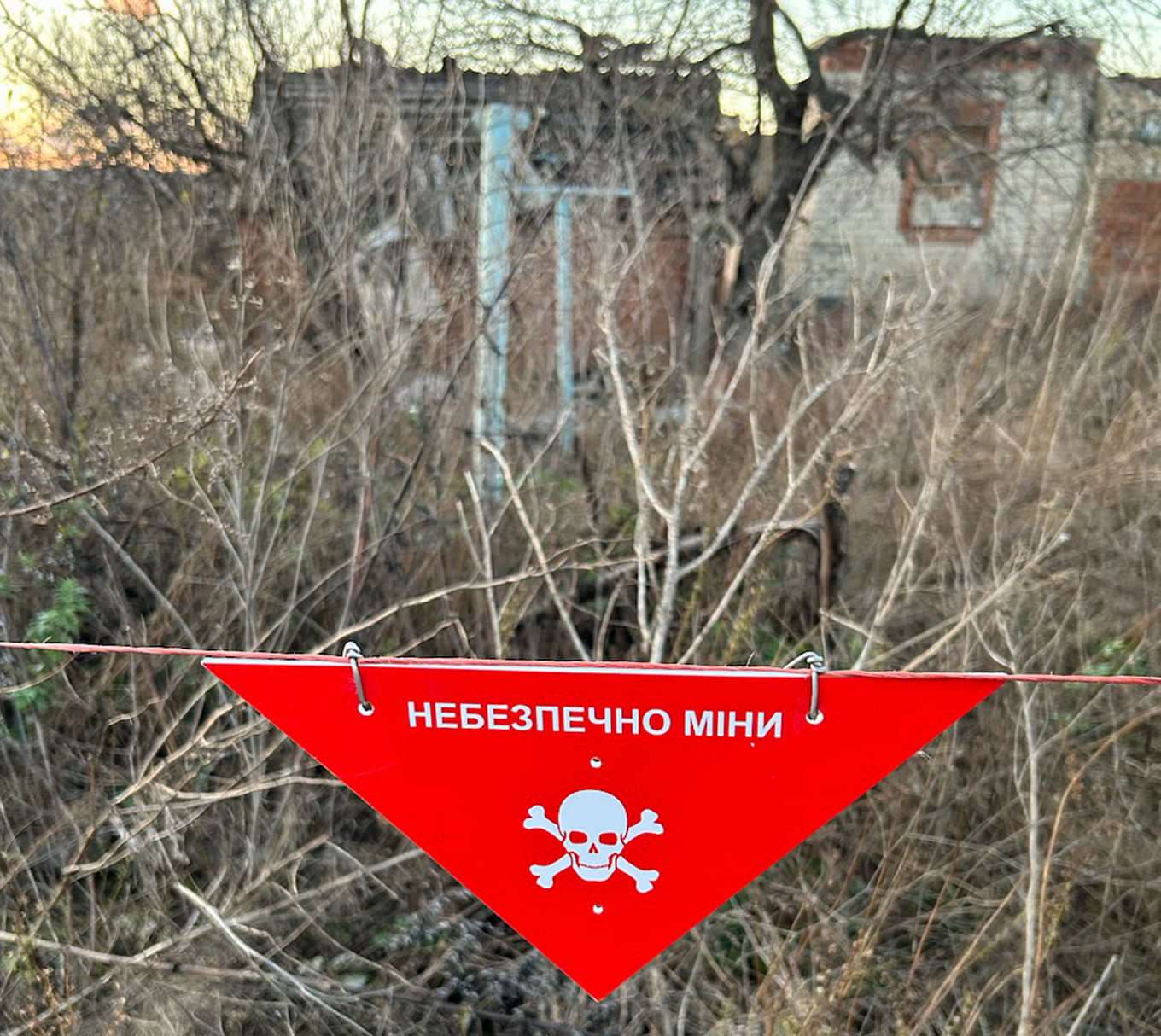  A sign warns of landmines on the roads of Kam’yanka. Joshua Robert Kroeker 