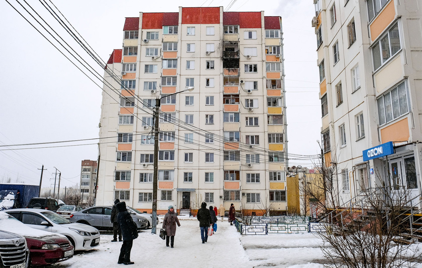  Damage to an apartment building following a drone attack in Voronezh. 