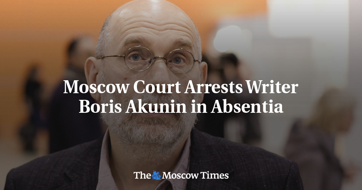 Moscow Court Arrests Writer Boris Akunin in Absentia