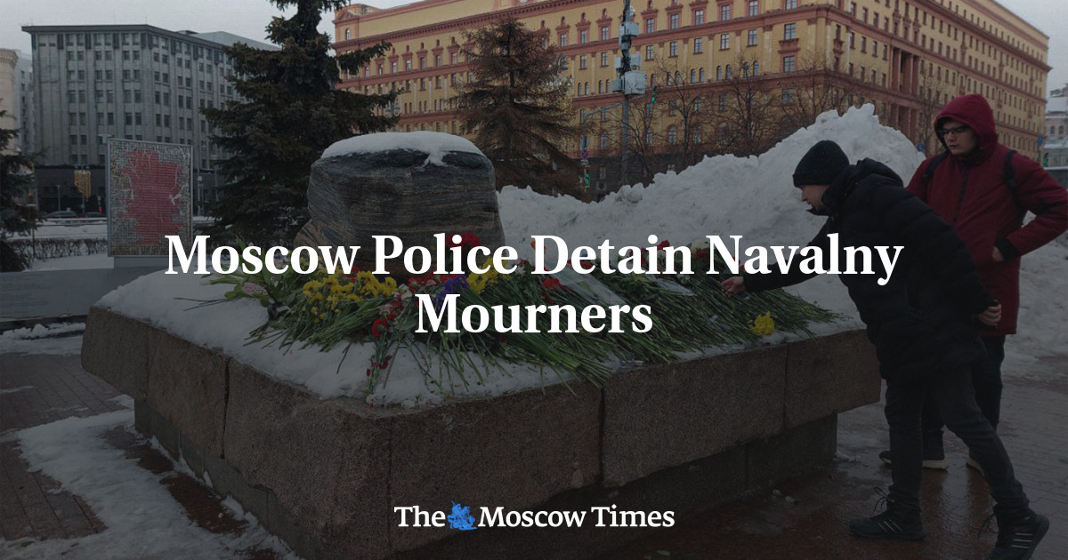 Moscow Police Detain Navalny Mourners