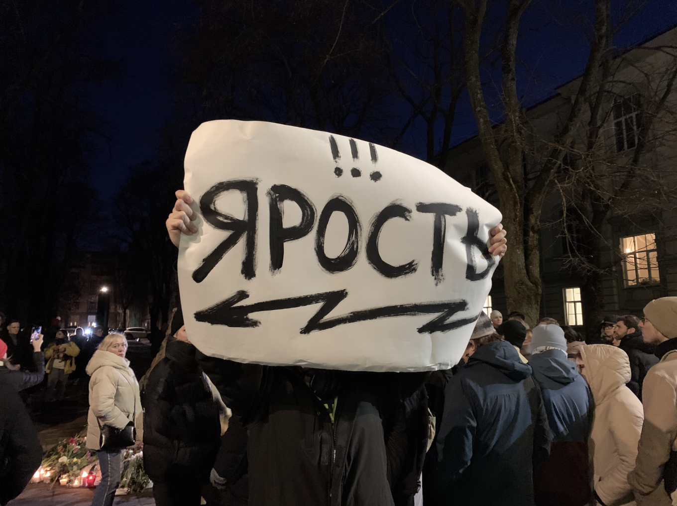  A protester holds up a sign reading "Rage." Lukas Žalalis / MT 