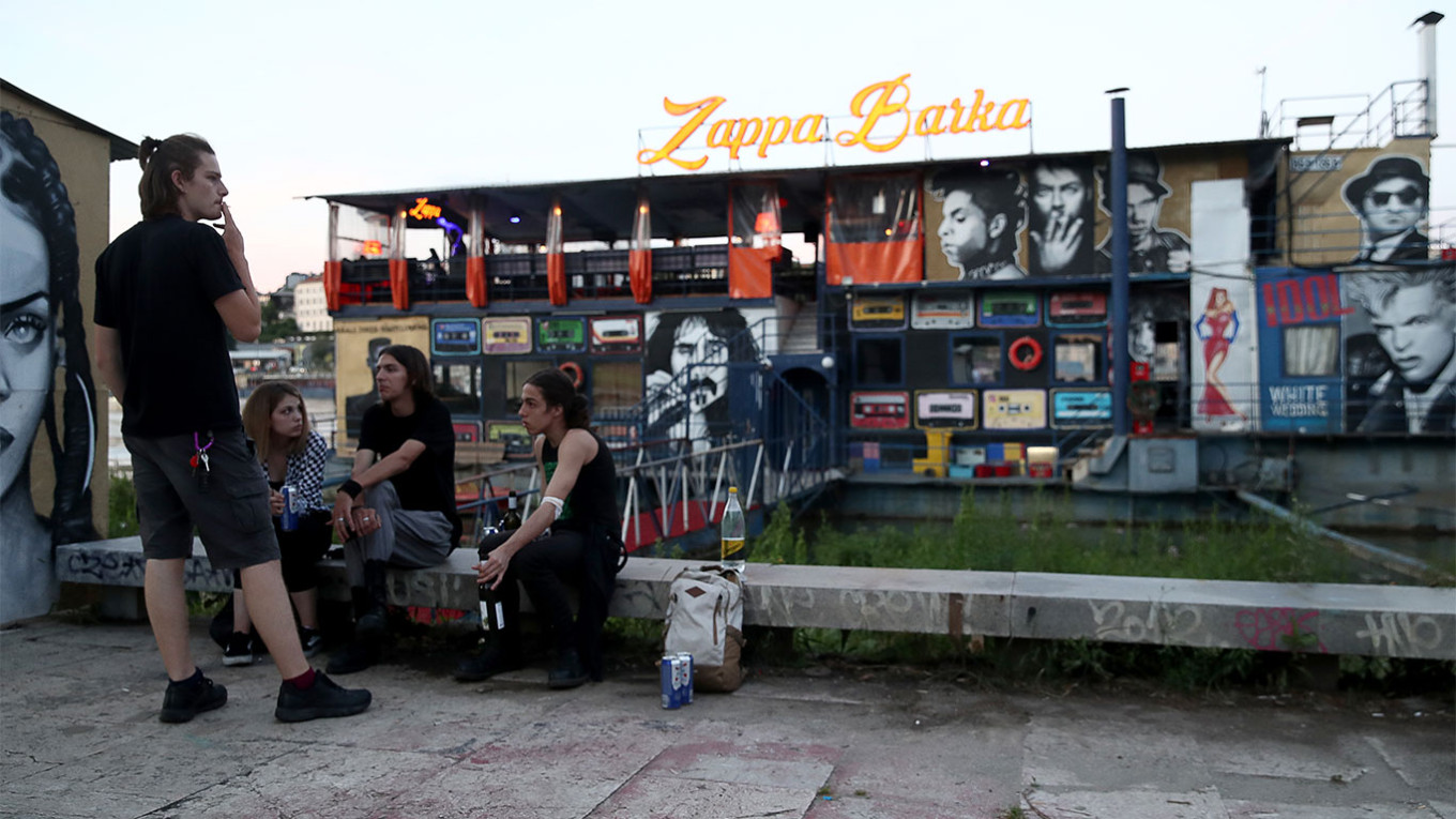  Young people by the Sava River in Belgrade. Valery Sharifulin / TASS 