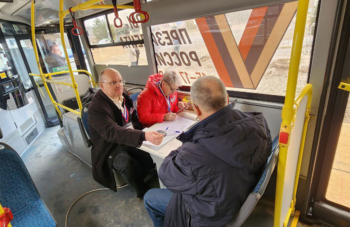  Election polling stations in buses at the border with the Baltic States in the Pskov region. t.me/horizontal_russia 