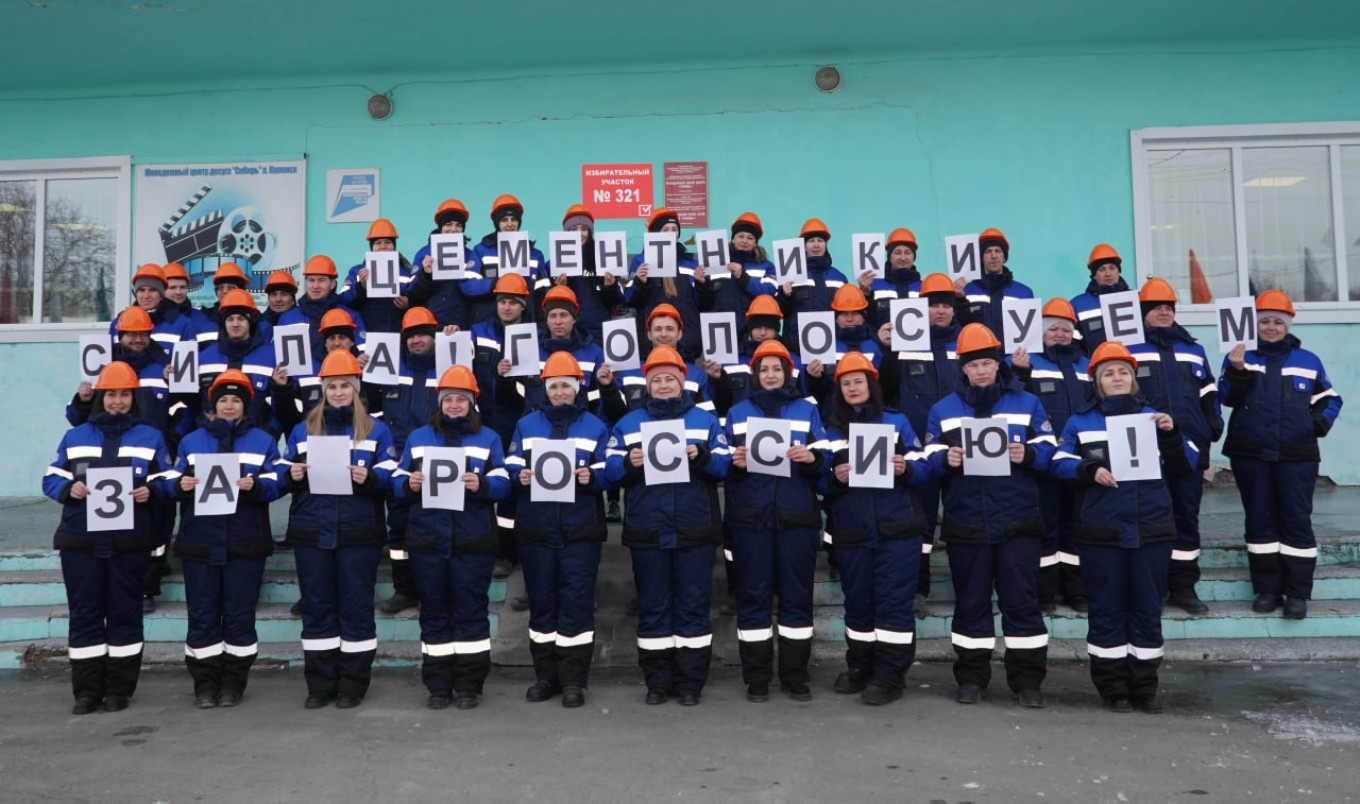  In Buryatia, workers of the Timlyuysk cement plant came to vote wearing overalls and helmets. t.me/cikrf 