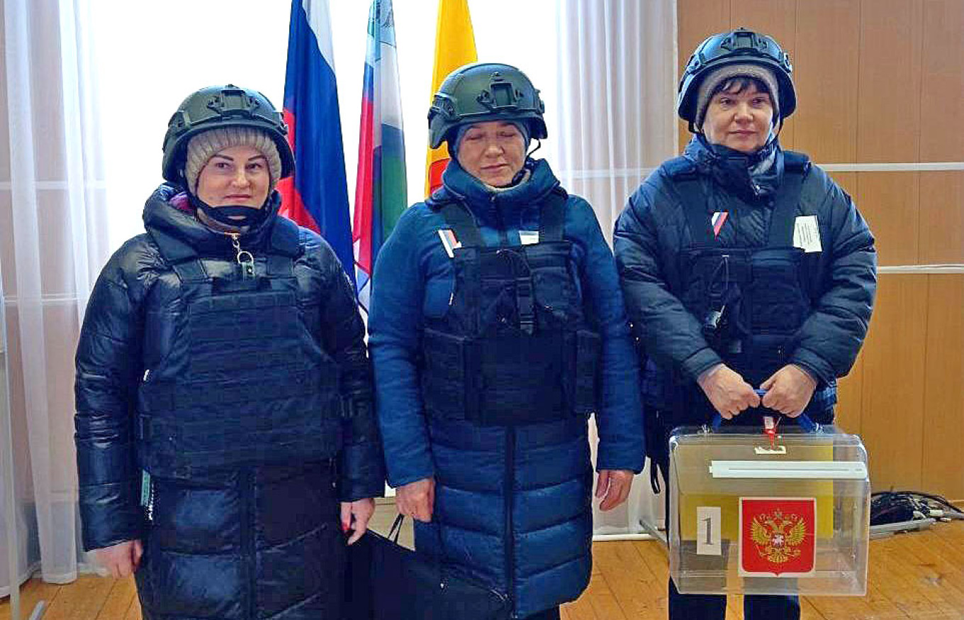  Election commission members wearing protective helmets in Belgorod. Election Commission of the Belgorod Region 