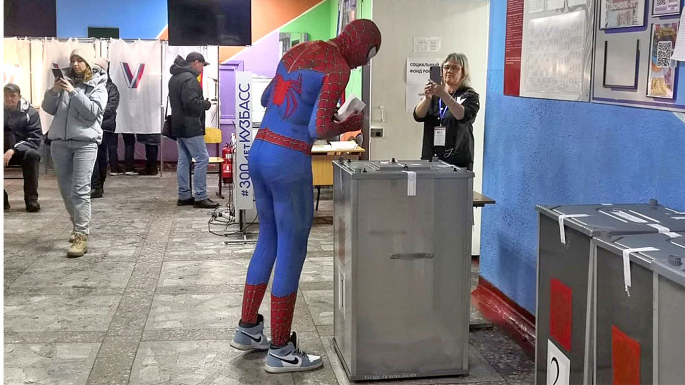  Spider-Man came to vote in the presidential election in Kuzbass. t.me/rusnews 