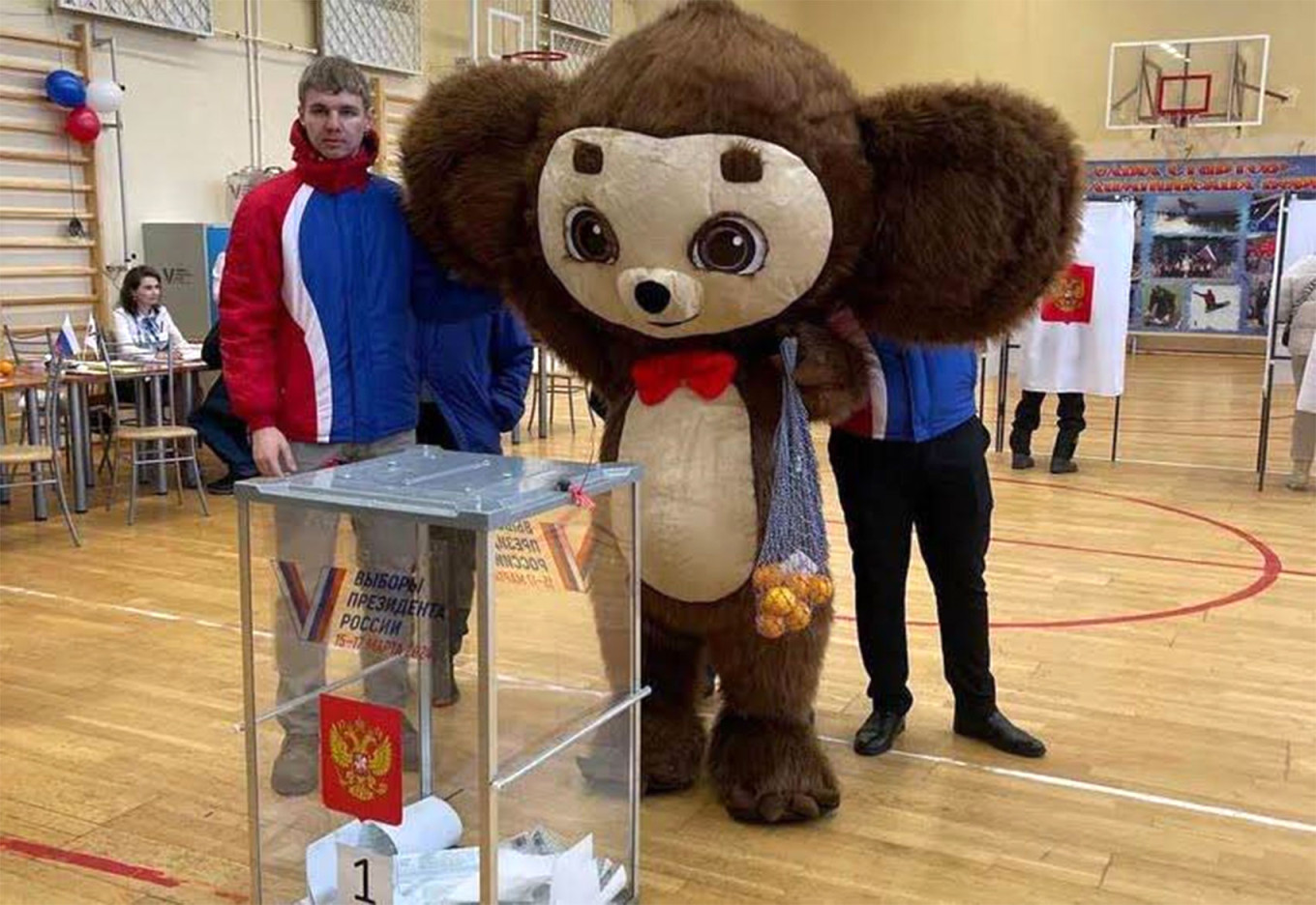  A local resident came to a polling station in Yugorsk dressed as Cheburashka. He voted in the Russian presidential election and treated Yugorsk residents to oranges. t.me/vybora 