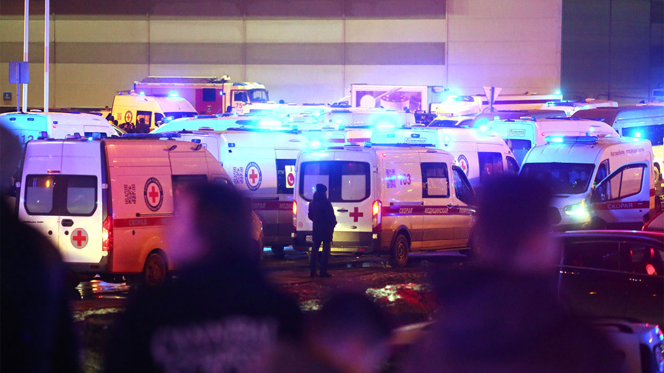  Emergency services near the burning building of Crocus City Hall. Sergei Vedyashkin / Moskva News Agency 