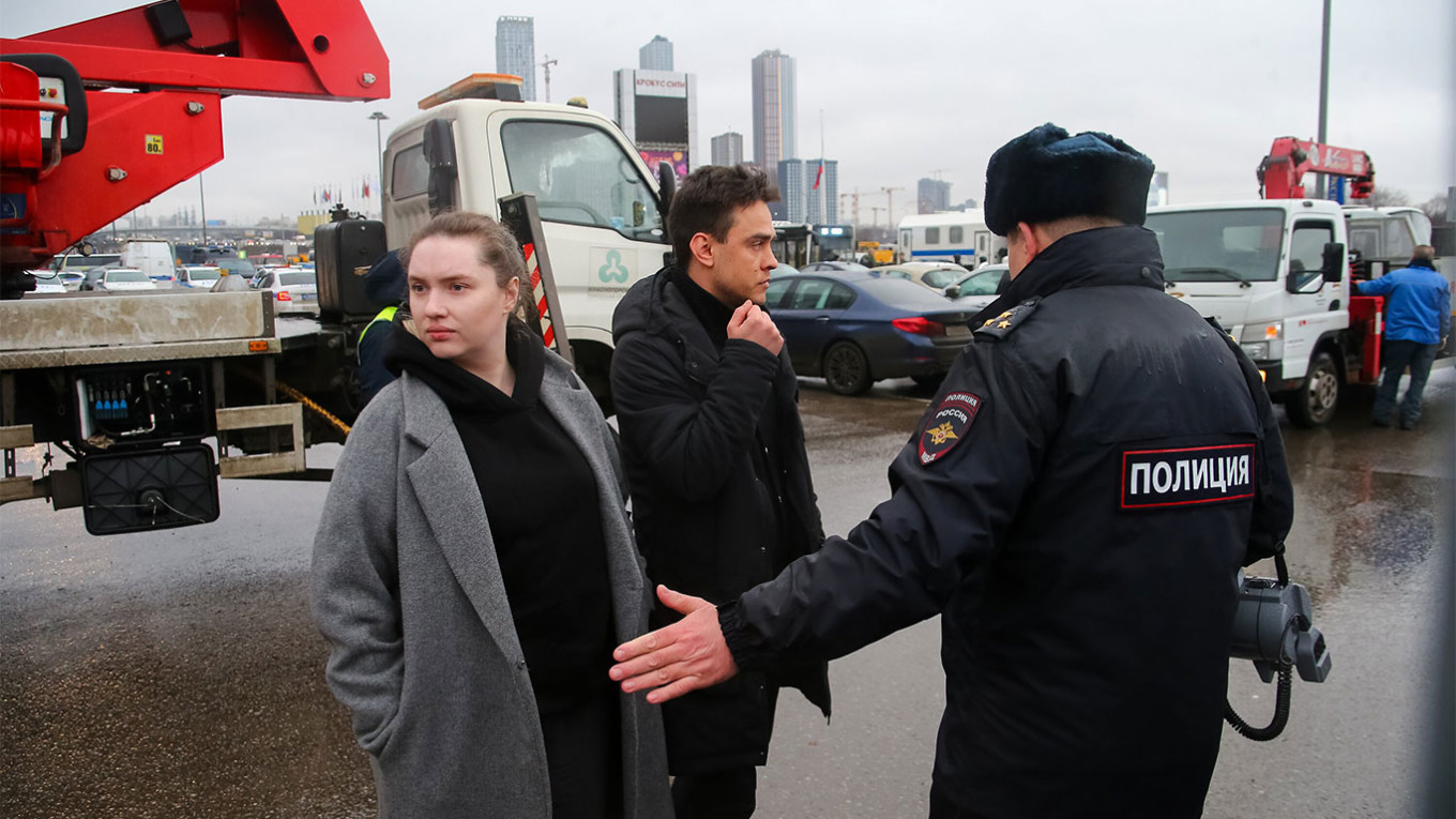  Queue to receive personal items from Crocus City Hall. Sergei Vedyashkin / Moskva News Agency 