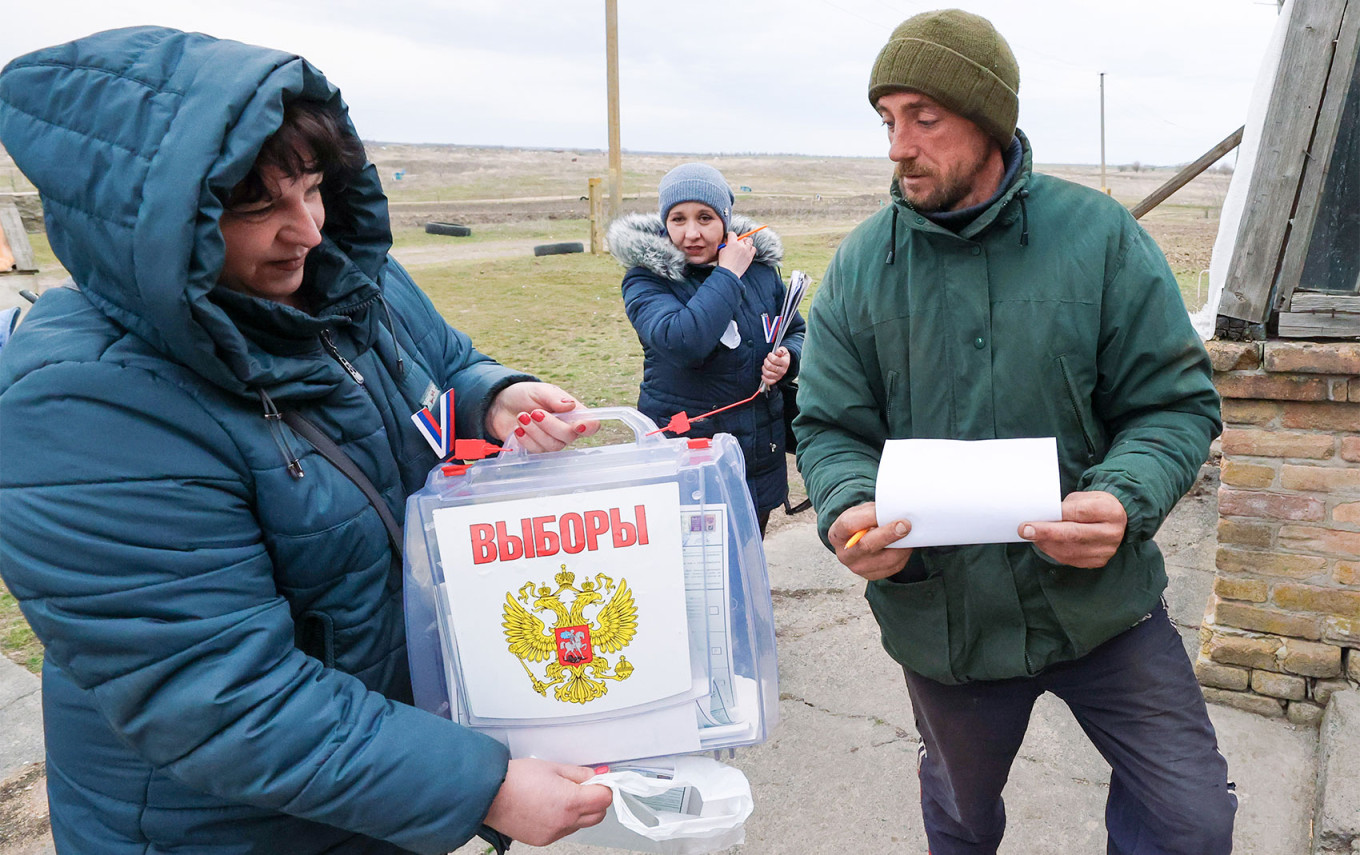  Voting in the Zaporizhzhia region in the Russian presidential election. Alexander Polegenko /TASS 