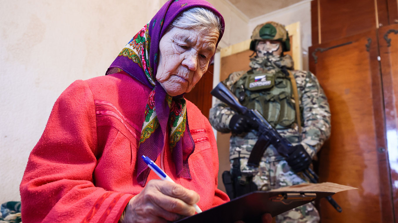  Voting in the occupied city of Sievierodonetsk in the Luhansk region. Alexander Reka / TASS 