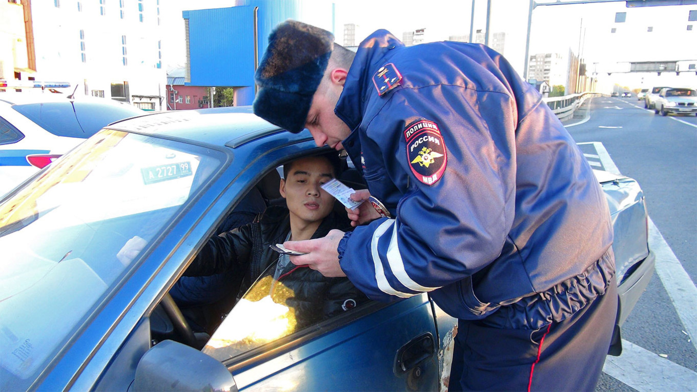  A police officer in Moscow checks a man's documents. Moskva News Agency 