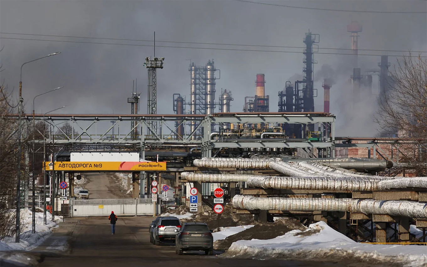  Smoke rises over the Ryazan oil refinery hit by fire. Alexander Ryumin / TASS 