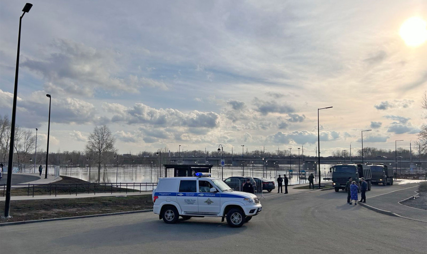  The banks of the Ural River, where police block off roads impacted by flooding. Moscow Times reporter 