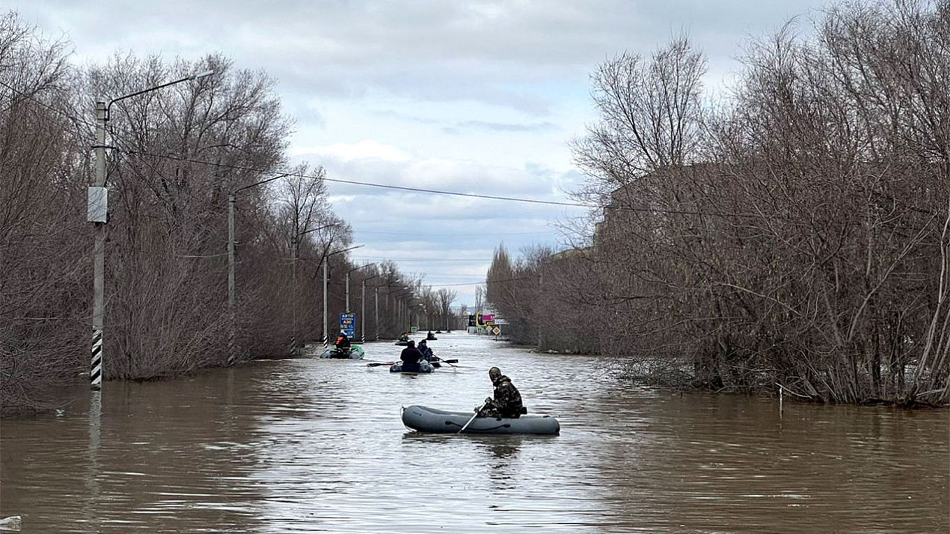  Residents in Orsk navigate through the floods waters. t.me/admorsk 