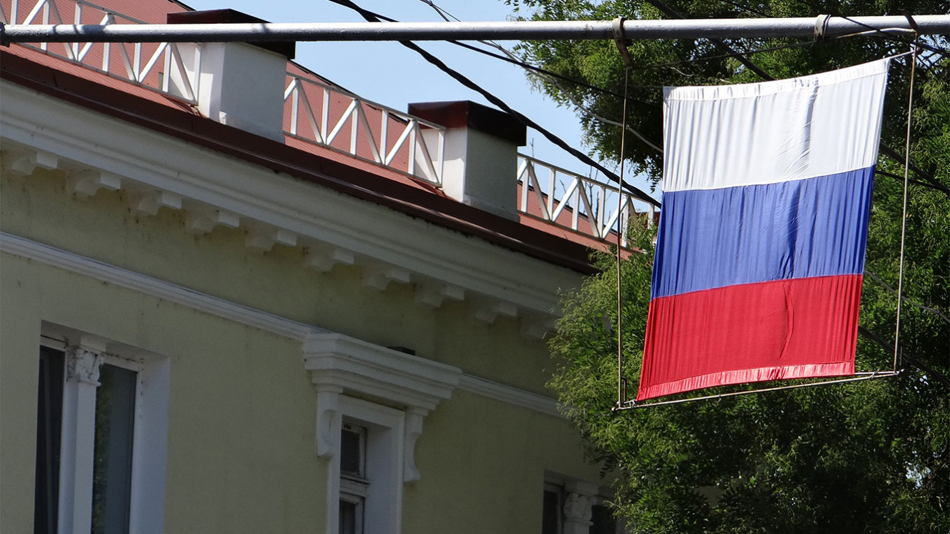  Russian flag on a street in Tiraspol. Adam Jones (CC BY-SA 2.0) 