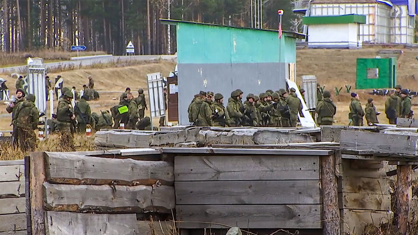  Reservists of the Russian Army take part in combat training at firing ranges in Russia’s Central Military District. Russian Defense Ministry / TASS 