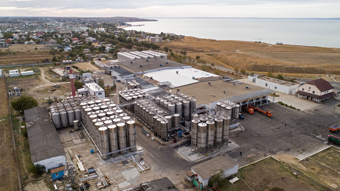  Reservoirs at the Taman separate winemaking unit of the Kuban-Vino winery, a subsidiary of the Ariant Wine Company. Alexander Ryumin / TASS 