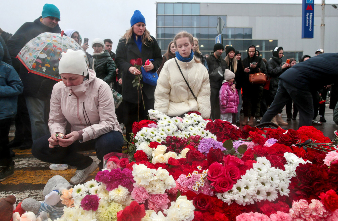  A makeshift memorial in memory of those who died at Crocus City Hall. Vasily Kuzmichenok / Moskva News Agency 