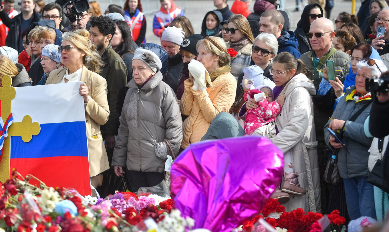  Memorial service for those killed in the attack at Crocus City Hall at a makeshift memorial. Sergei Kiselev / Moskva News Agency 