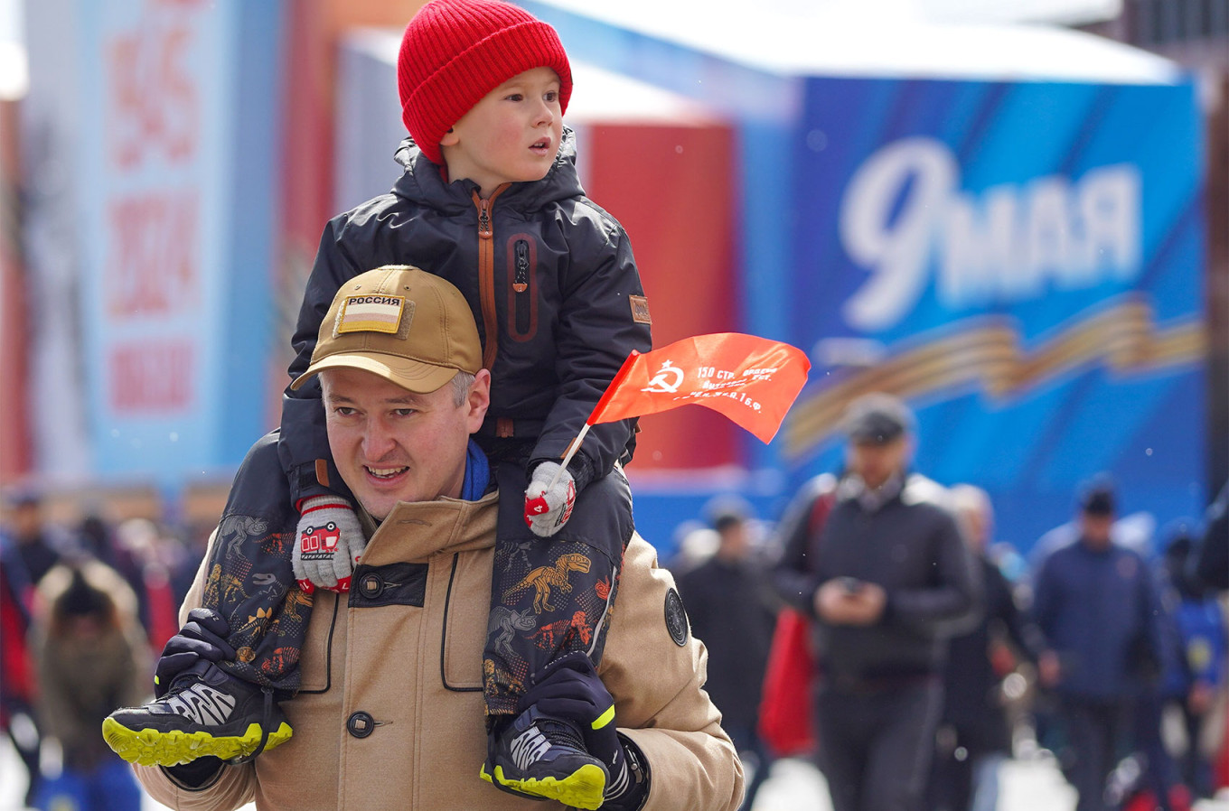  A man with a child on May 9 in Moscow. Alexander Avilov / Moskva News Agency 