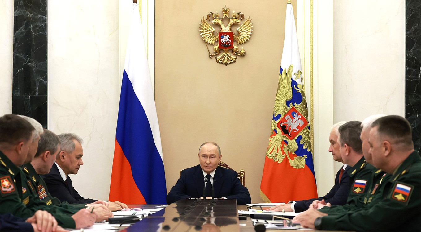  A meeting with commanders of troops of military districts. kremlin.ru 