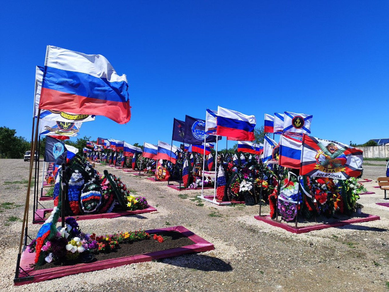  A cemetery with fallen Russian soldiers on the outskirts of Sevastopol. MT 