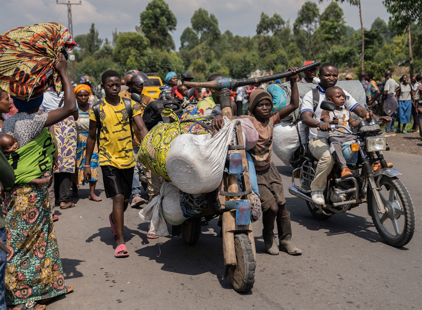  People make their way toward Goma as they flee a resumption of fighting in North Kivu. Moses Kasereka / EPA / TASS 