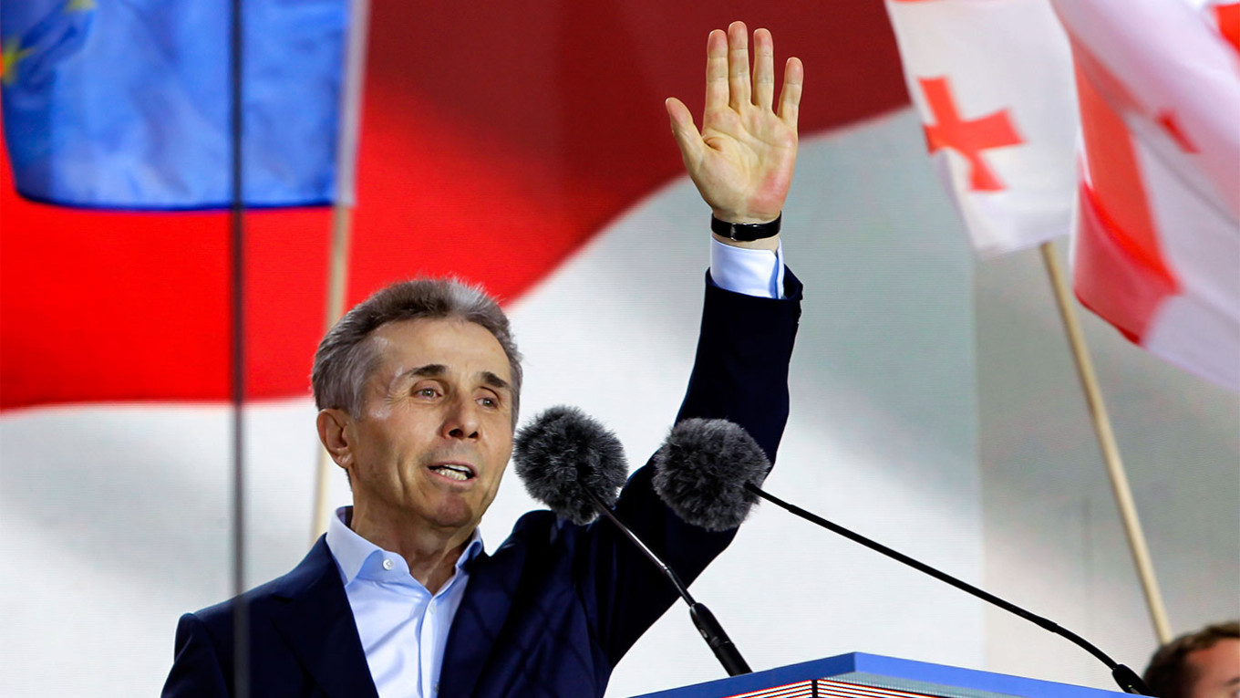  Billionaire Bidzina Ivanishvili, leader of the created by him the Georgian Dream party greets demonstrators during a rally in support of "Russian law" in Tbilisi. Shakh Aivazov / AP / TASS 