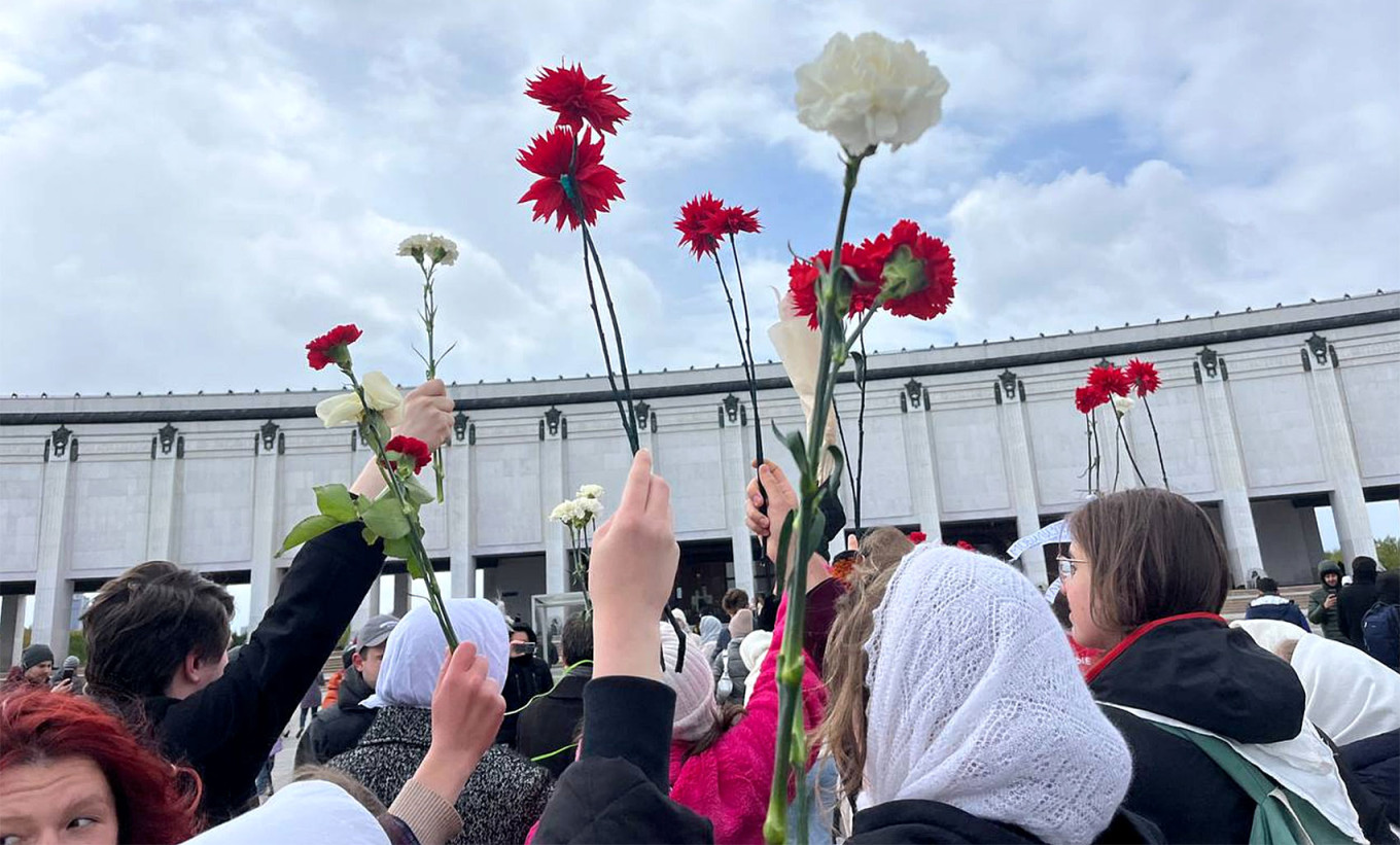  Laying flowers at a war memorial. Put Domoi / Telegram 