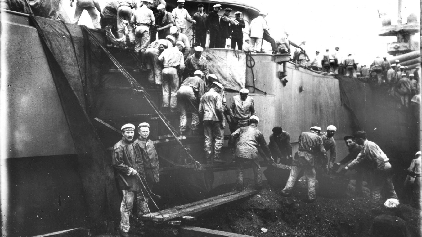  Loading coal on a battleship (1915). Wikimedia Commons 