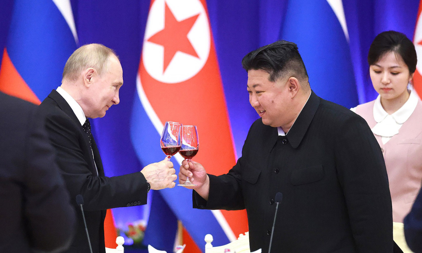  Vladimir Putin and Kim Jong-un at a gala banquet in Pyongyang. Vladimir Smirnov, TASS / kremlin.ru 